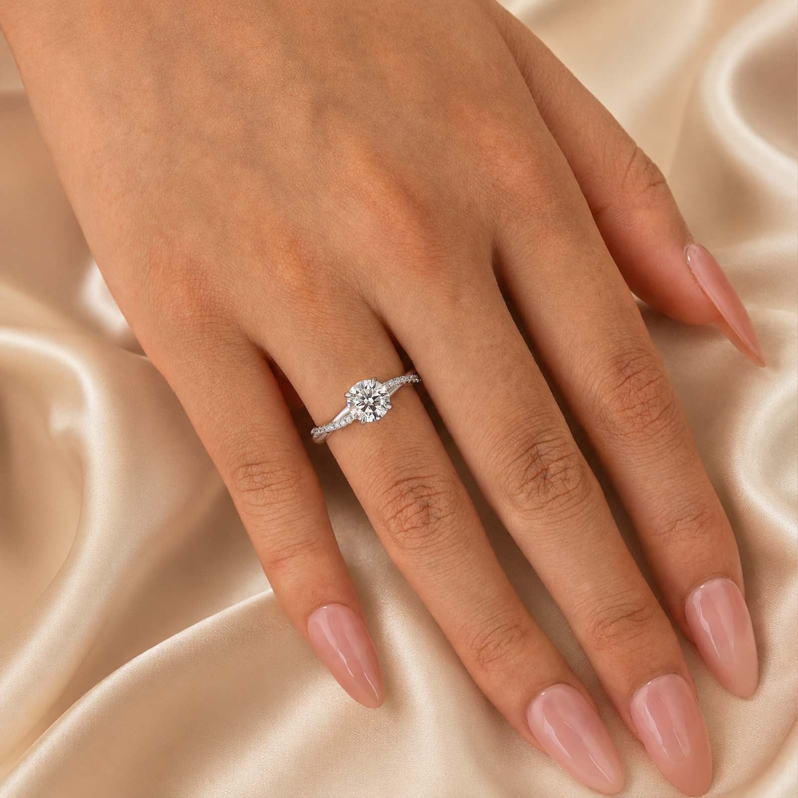 S925 Moissanite Twist White Gold 1.0Ct Round Cut Engagement Ring In Sterling Silver