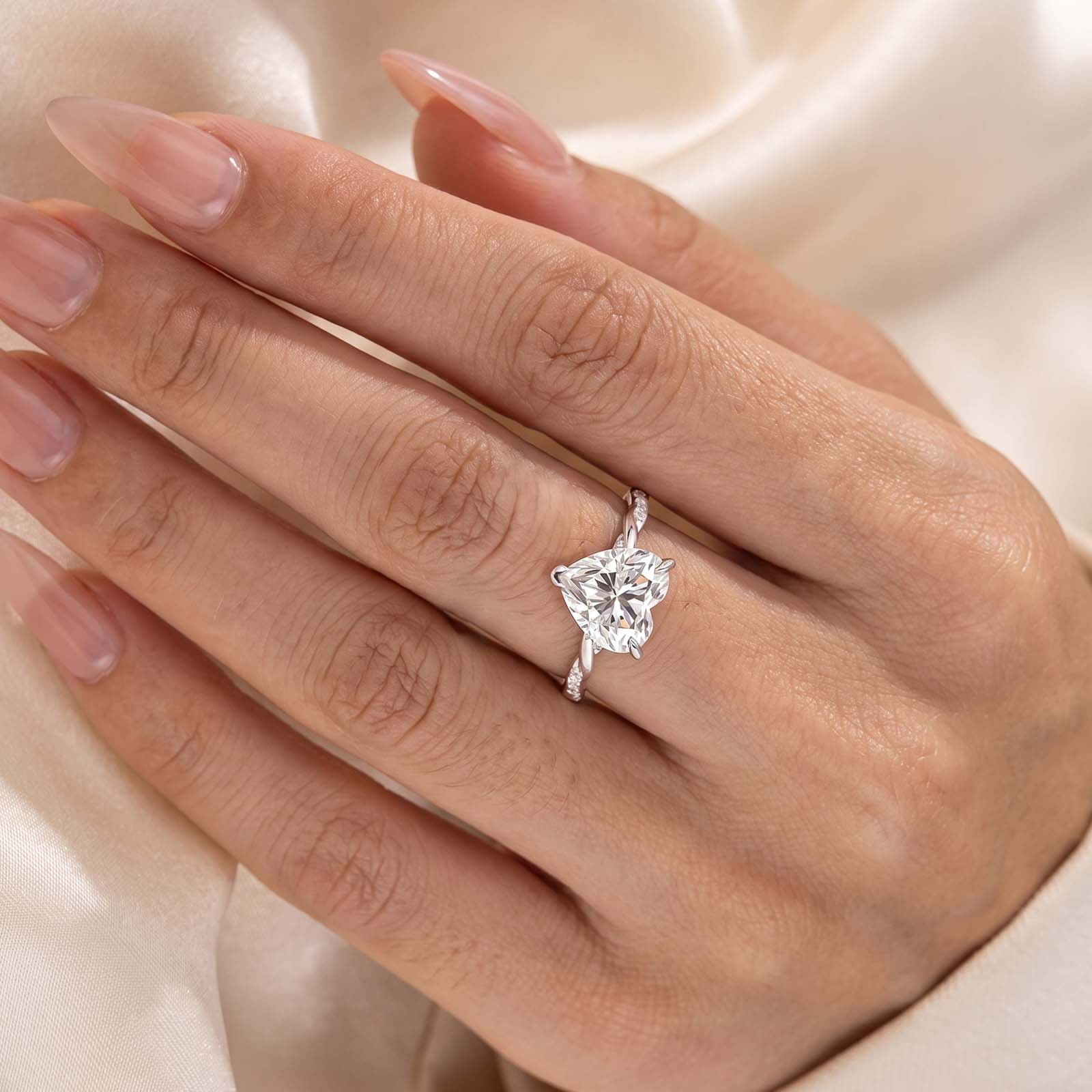 S925 Moissanite 3.0Ct Heart Cut 18K White Gold Plated Twist Engagement Ring For Daily Wear
