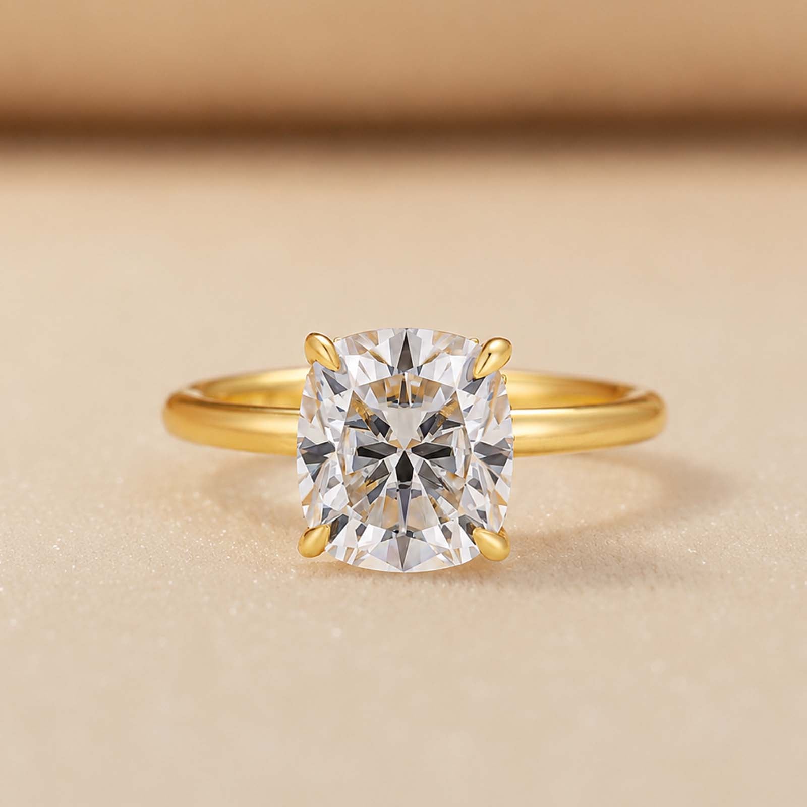 S925 Moissanite 2.5Ct~4.0 Ct Cushion Cut Yellow Gold Engagement Ring For Everyday Wear