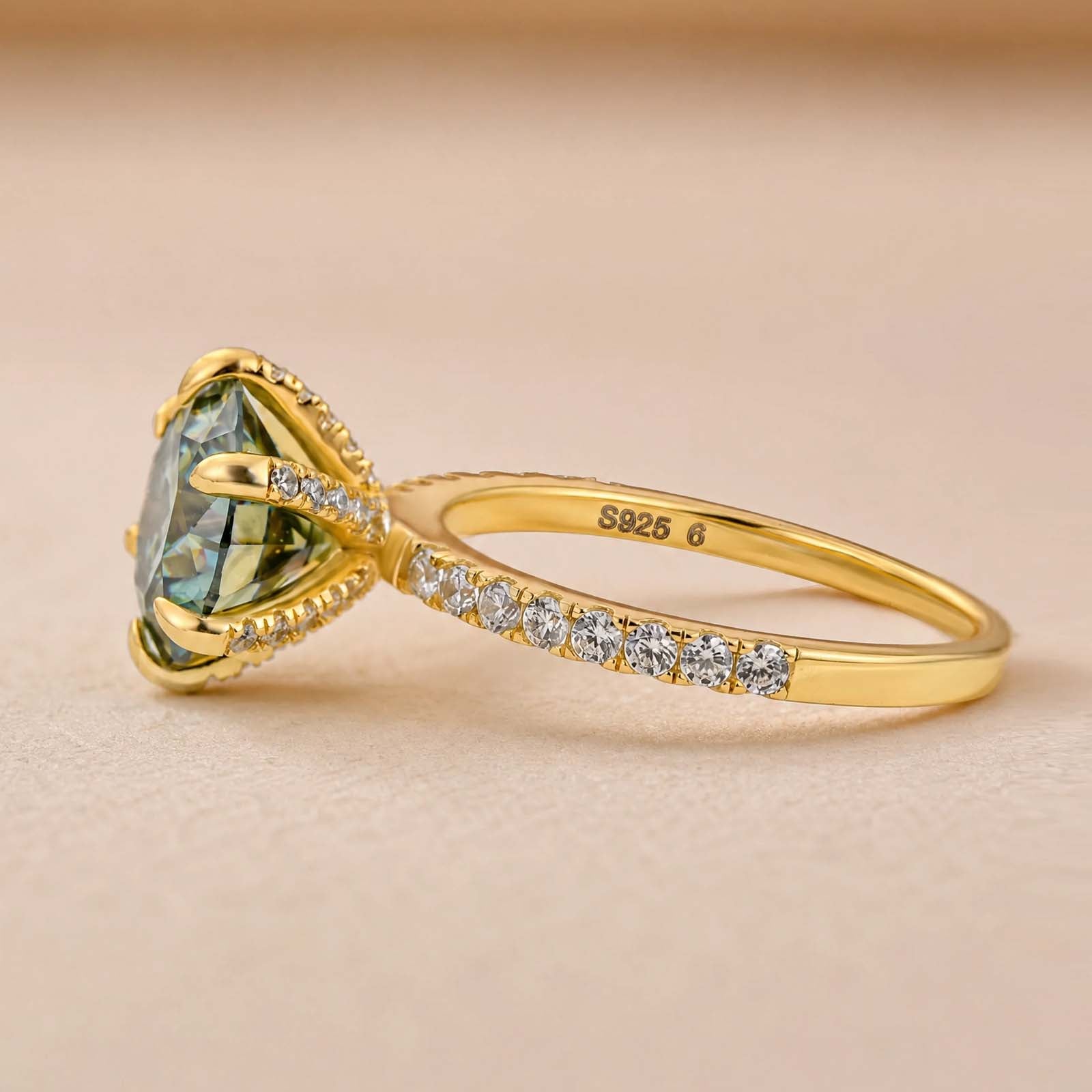 S925 Moissanite 3.0 Ct Round Cut Green Stone Engagement Ring For Daily Wear