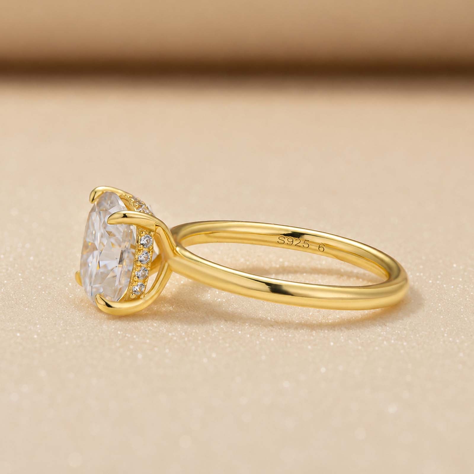 S925 Moissanite 2.5Ct~4.0 Ct Cushion Cut Yellow Gold Engagement Ring For Everyday Wear