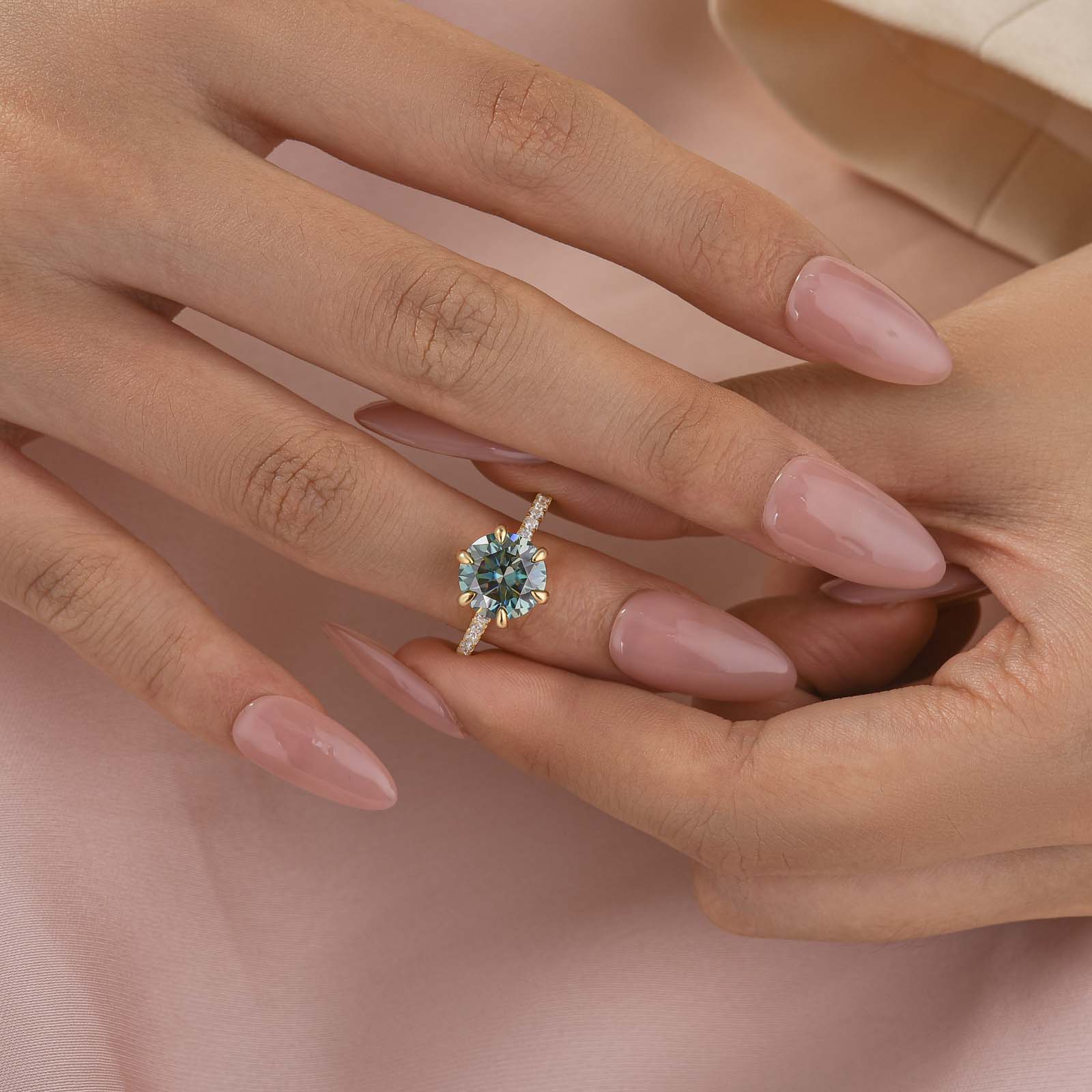 S925 Moissanite 3.0 Ct Round Cut Green Stone Engagement Ring For Daily Wear