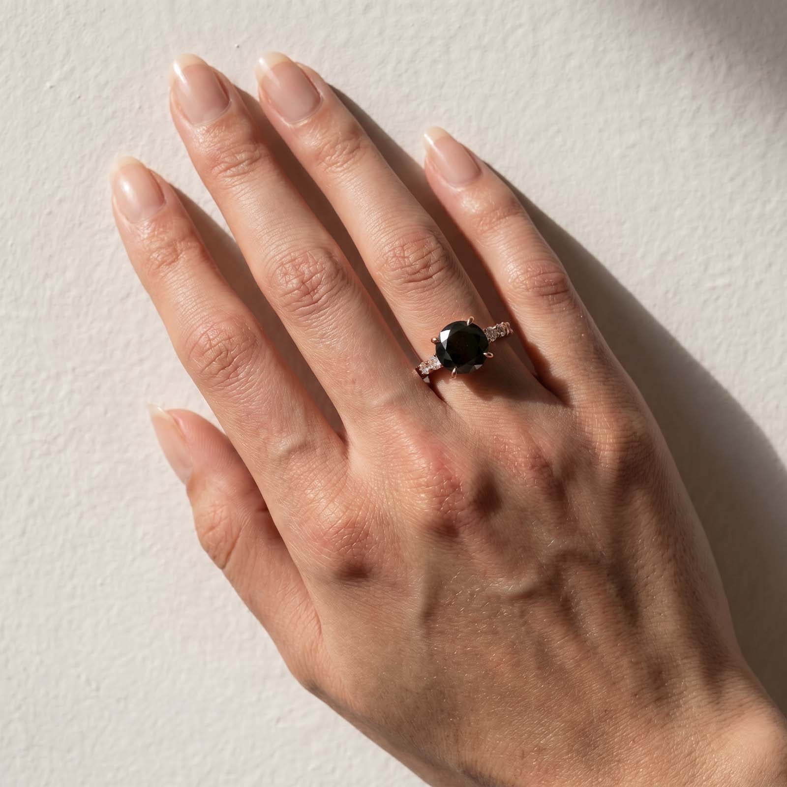 S925 Moissanite 4.0 Carat Round Cut Black Stone Engagement Ring For Everyday Wear