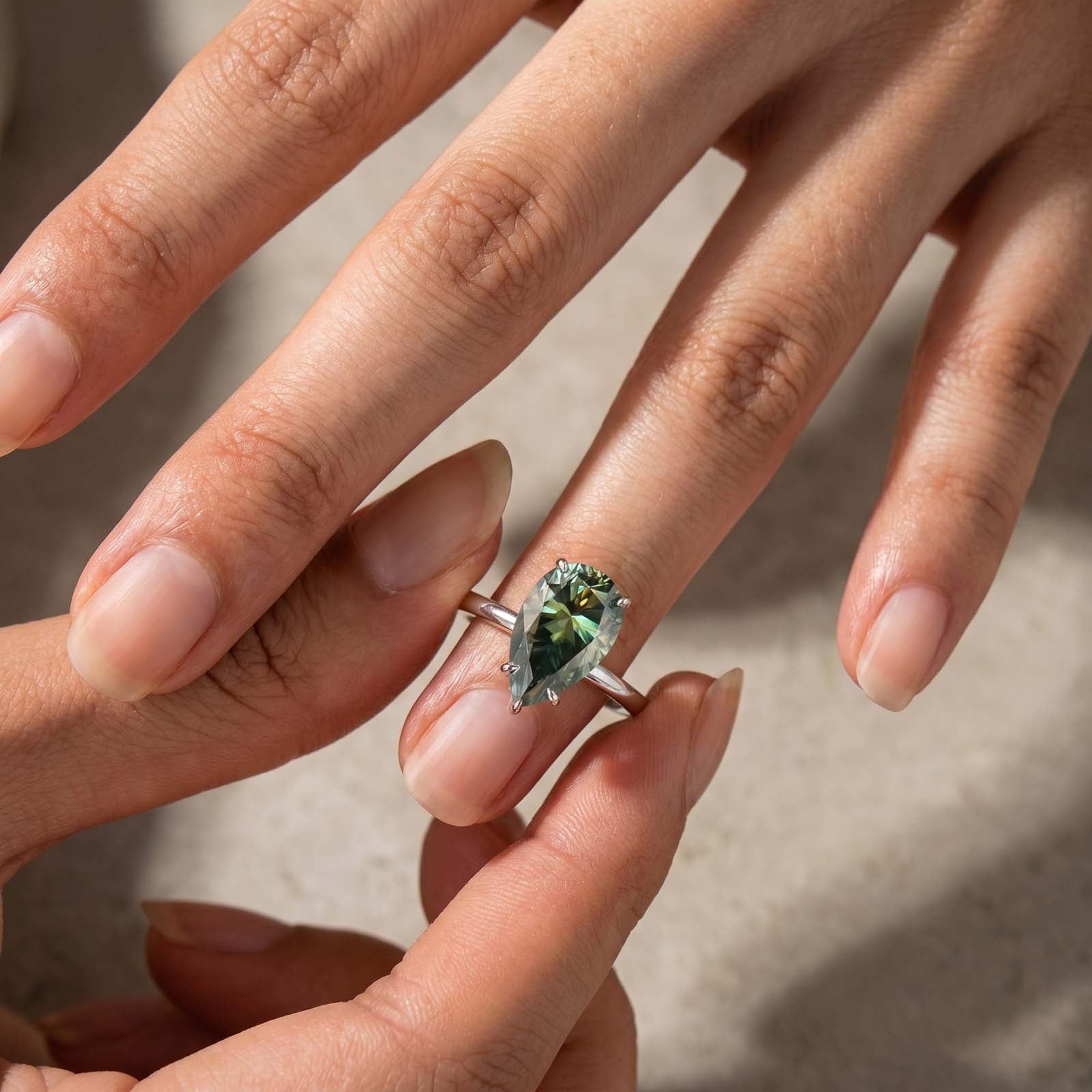 S925 Moissanite 4.0Ct Pear Cut Green Solitaire Unique Engagement Ring For Her