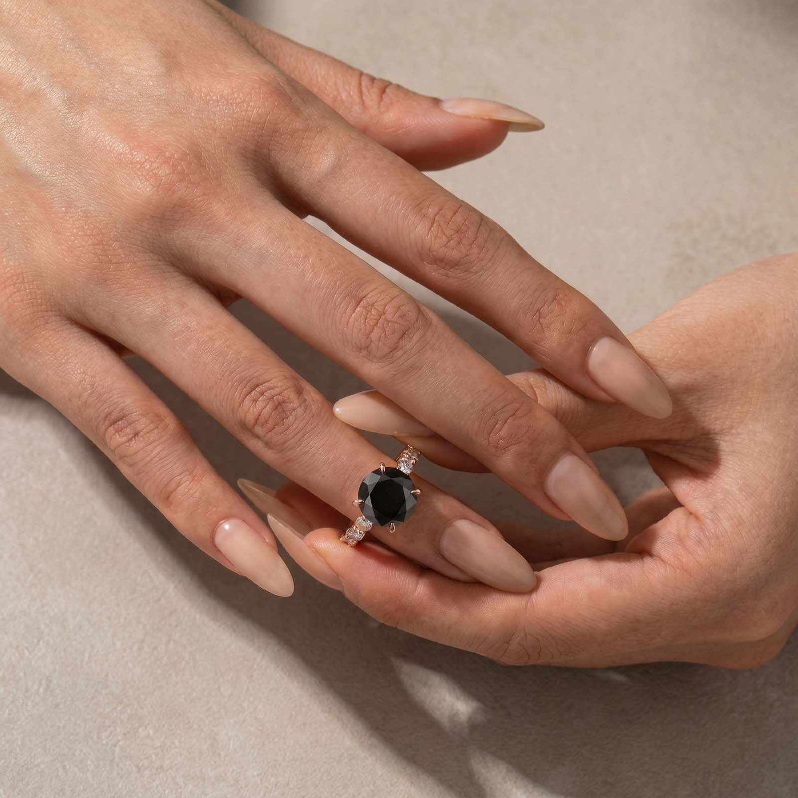 S925 Moissanite 4.0 Carat Round Cut Black Stone Engagement Ring For Everyday Wear