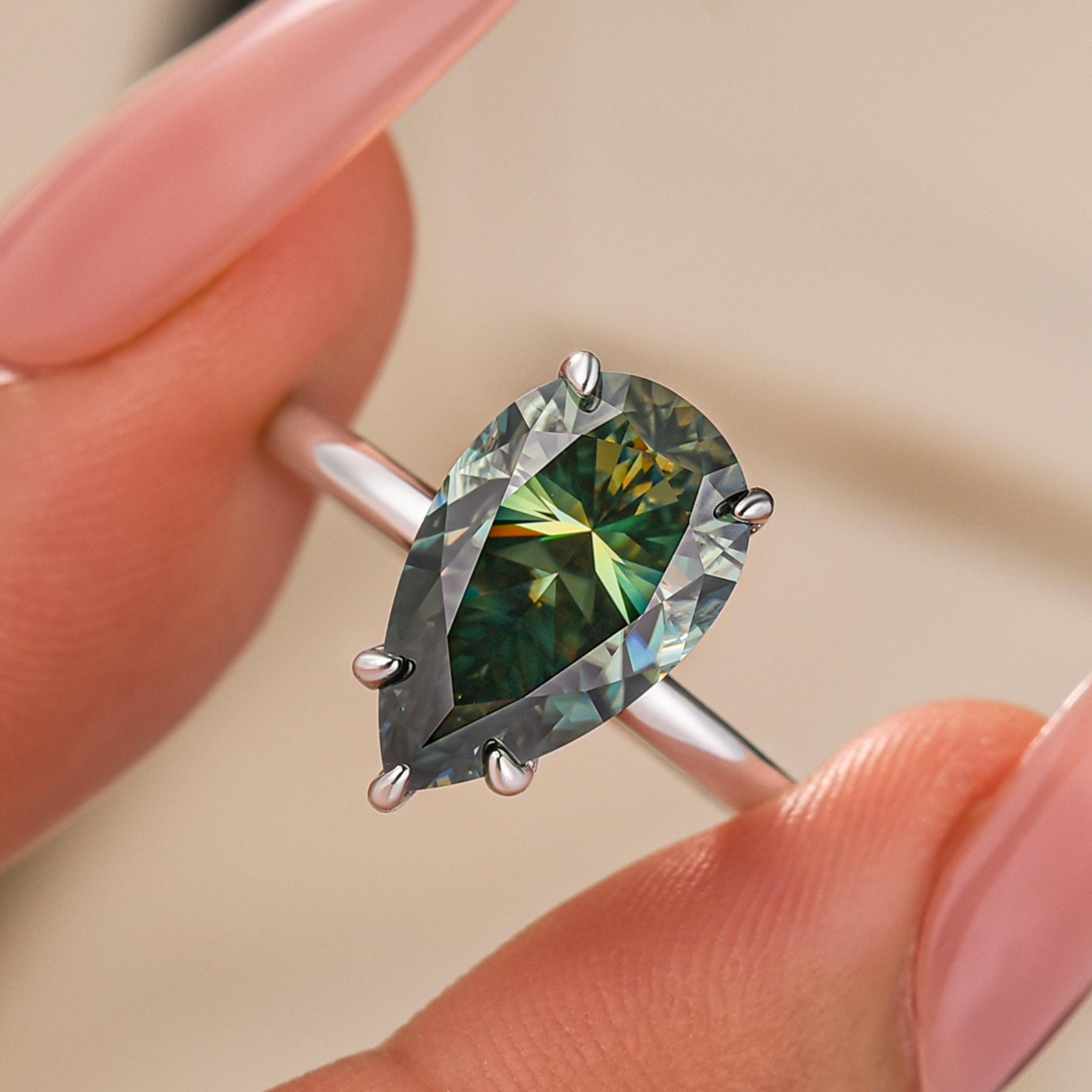 S925 Moissanite 4.0Ct Pear Cut Green Solitaire Unique Engagement Ring For Her