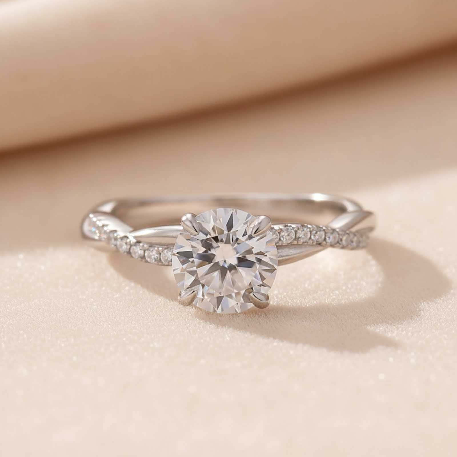 S925 Twist White Gold 1.0Ct Round Cut Engagement Ring In Sterling Silver
