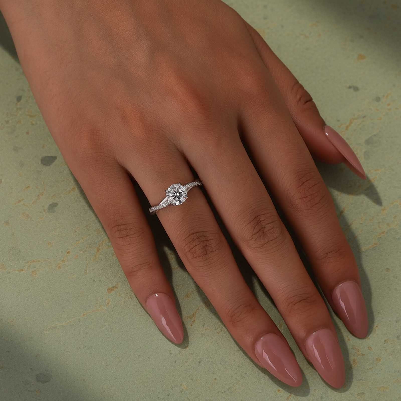 S925 Twist White Gold 1.0Ct Round Cut Engagement Ring In Sterling Silver