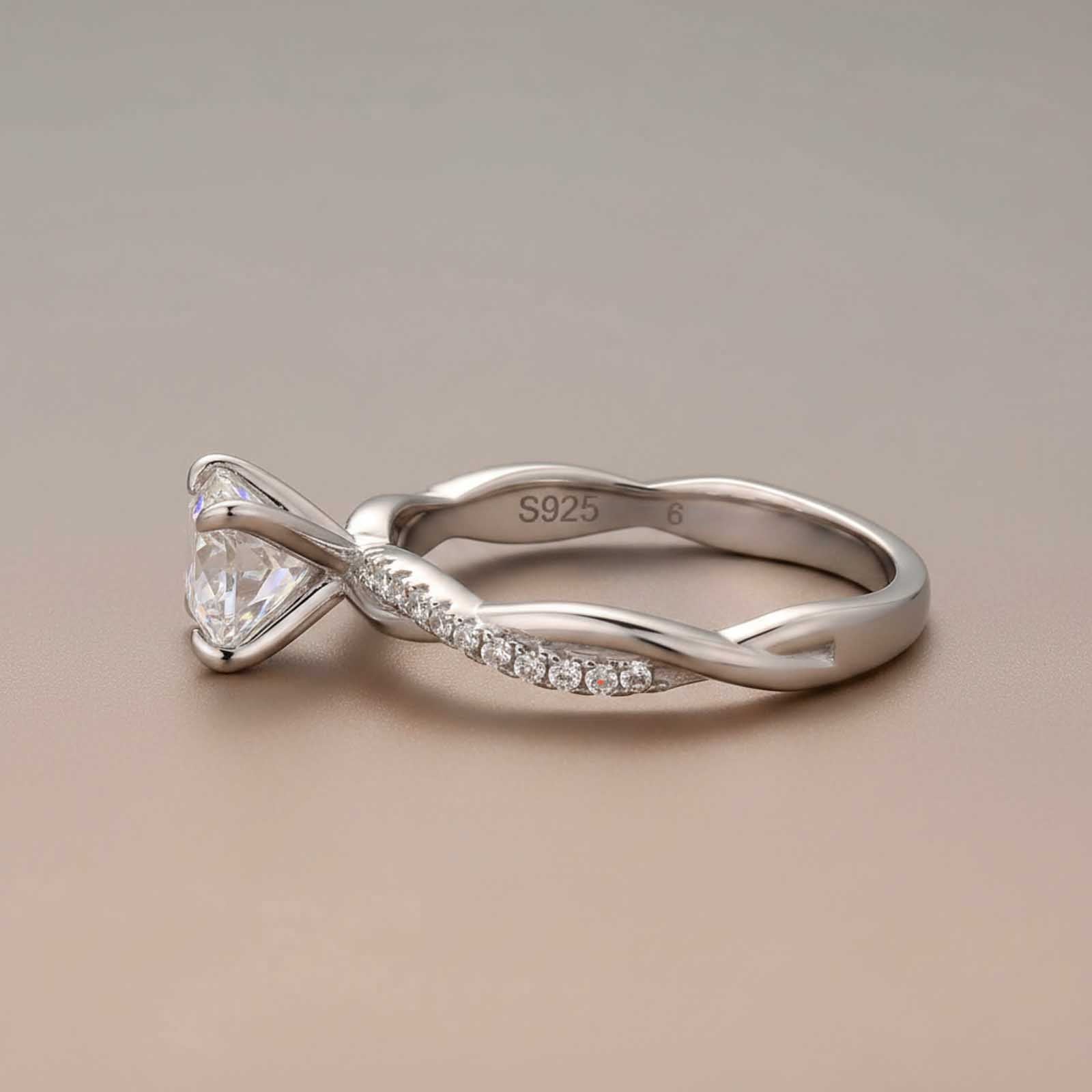 S925 Twist White Gold 1.0Ct Round Cut Engagement Ring In Sterling Silver