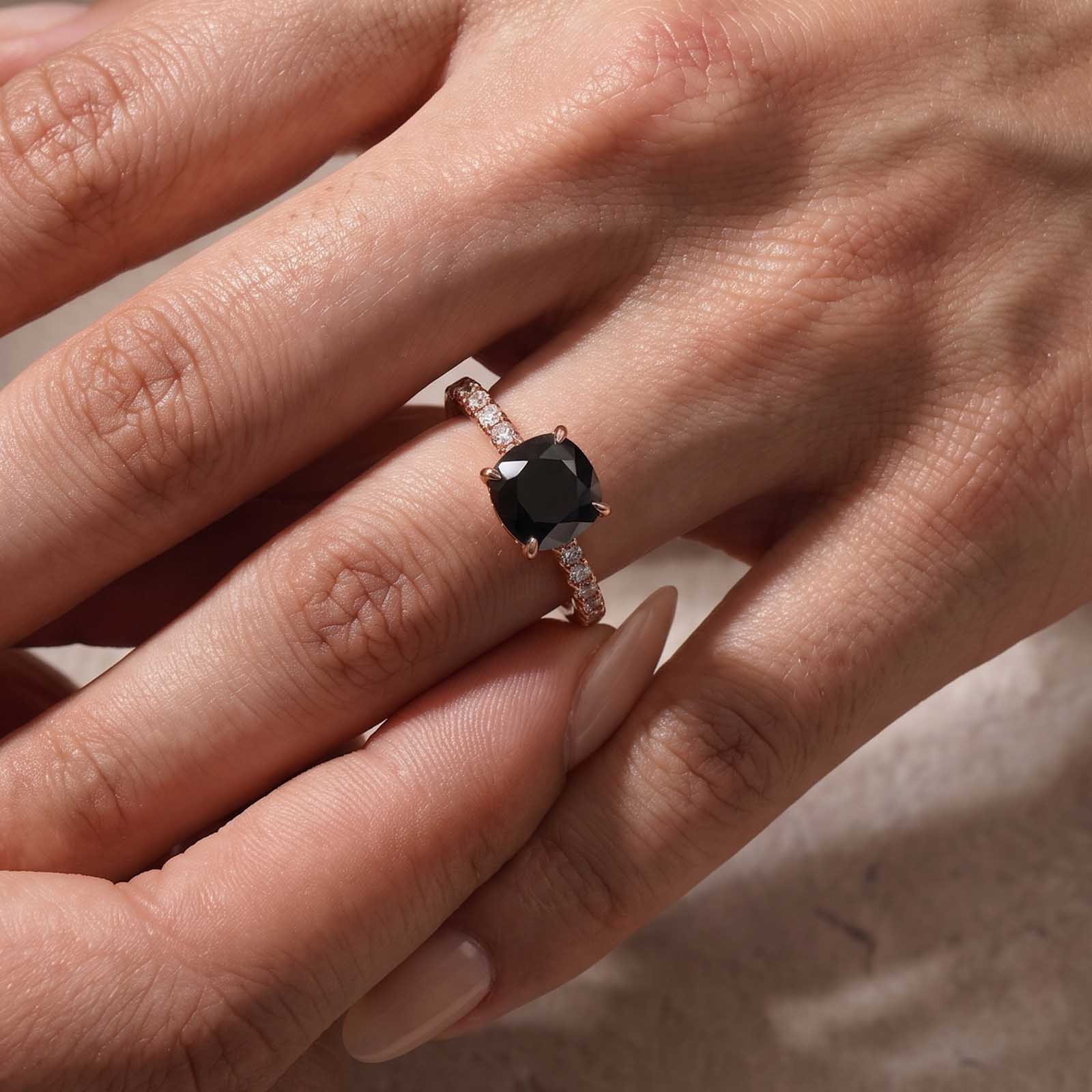 S925 Moissanite 2.0Ct Cushion Cut Chic Rose Gold Plated Blackstone Paving Band Travel Ring