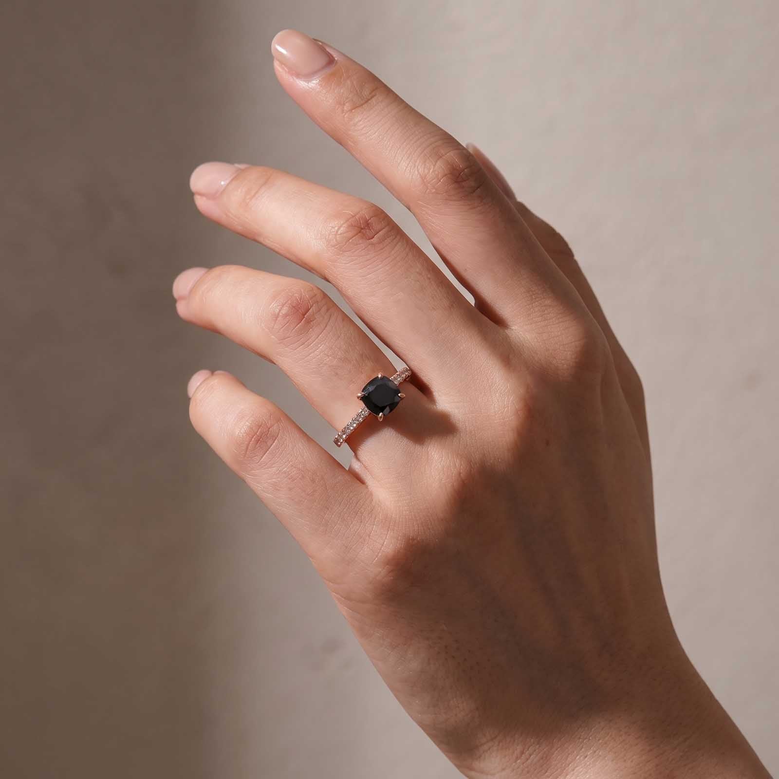 S925 Moissanite 2.0Ct Cushion Cut Chic Rose Gold Plated Blackstone Paving Band Travel Ring