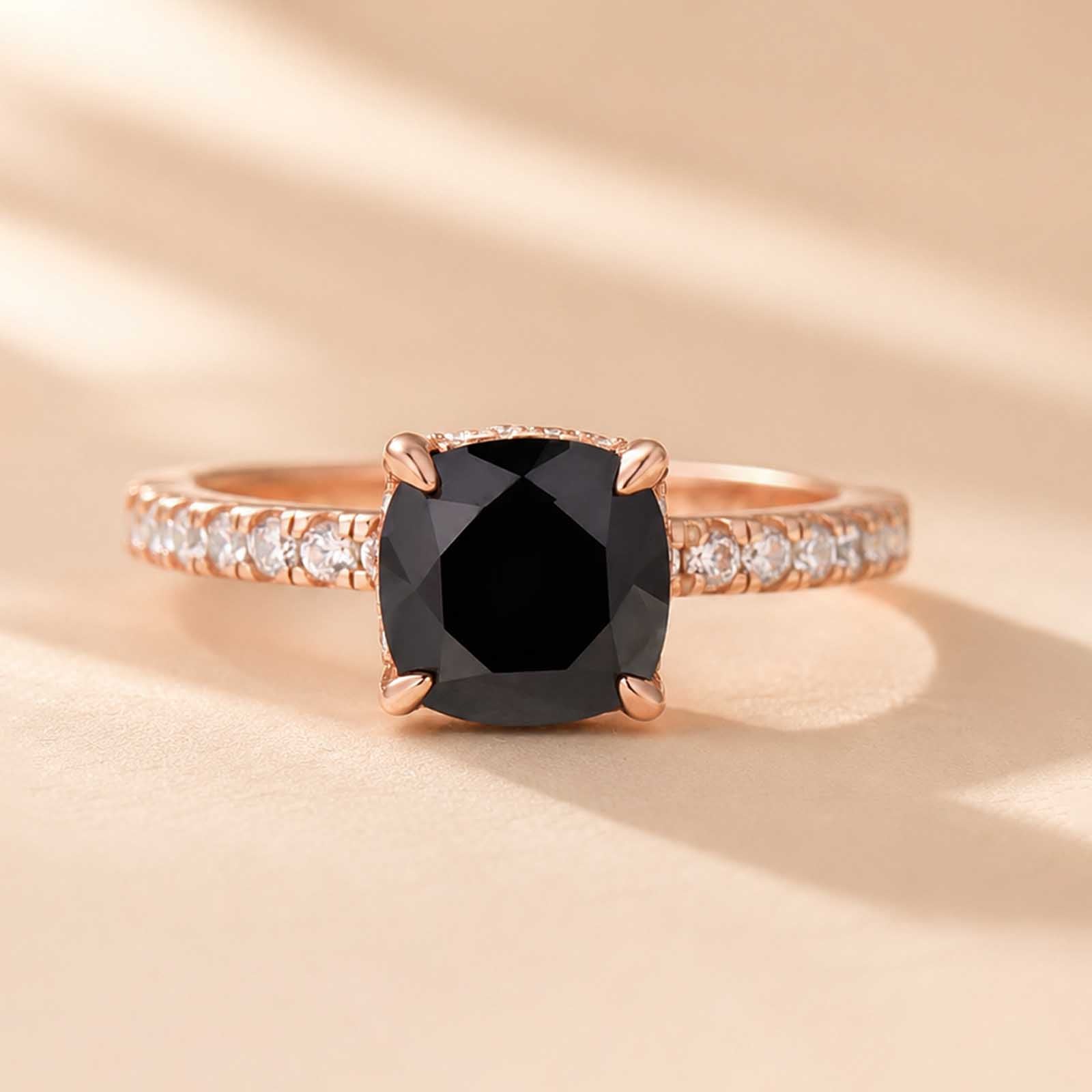 S925 Moissanite 2.0Ct Cushion Cut Chic Rose Gold Plated Blackstone Paving Band Travel Ring