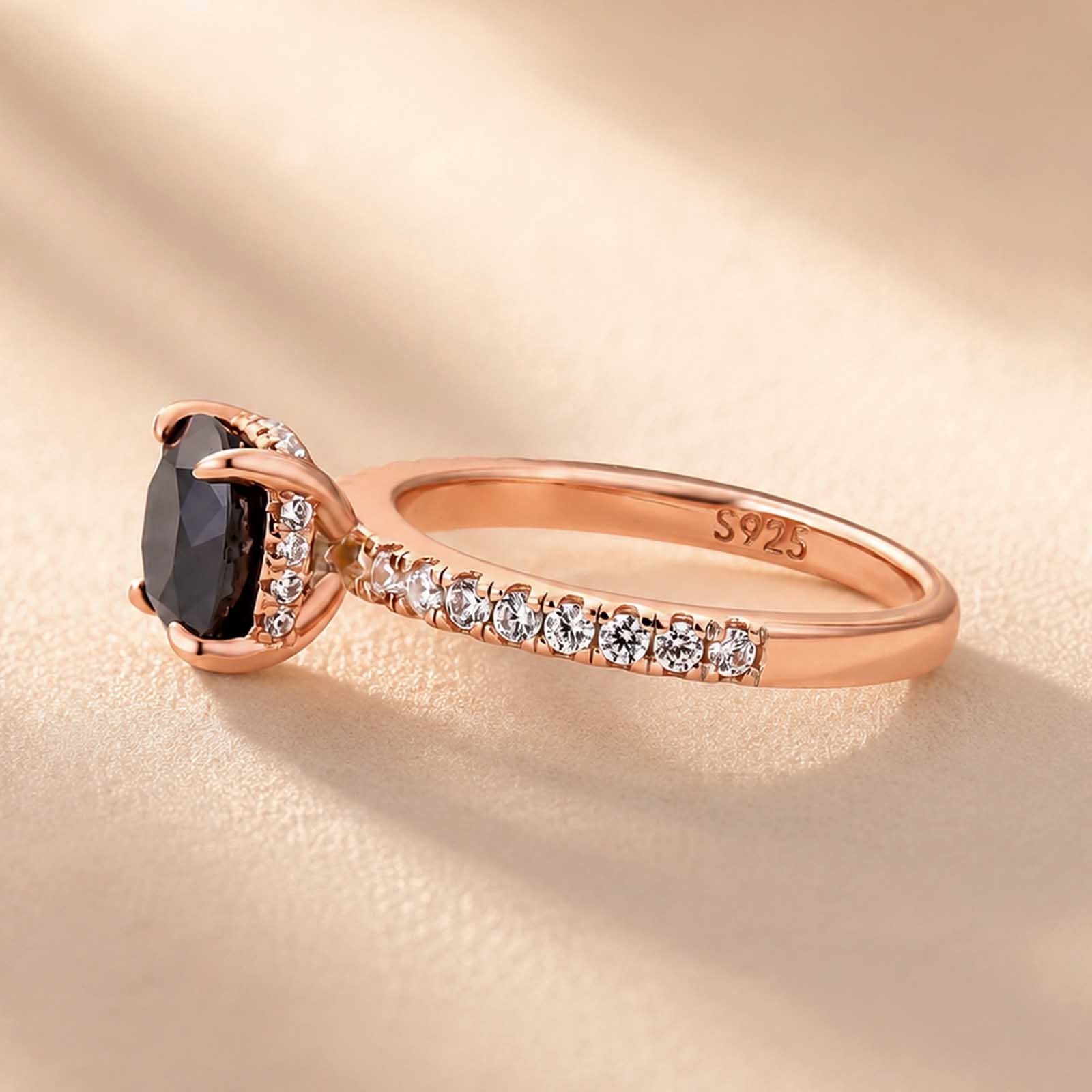 S925 Moissanite 2.0Ct Cushion Cut Chic Rose Gold Plated Blackstone Paving Band Travel Ring